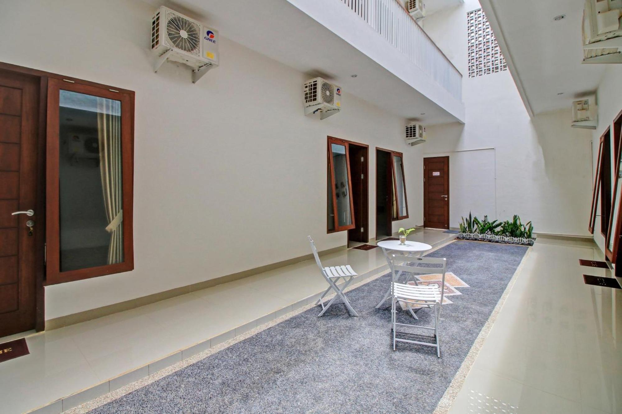 Oyo 90820 Madania Guesthouse Syariah Mataram Exterior foto