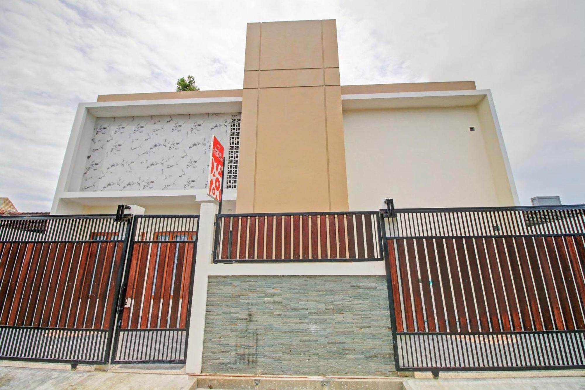 Oyo 90820 Madania Guesthouse Syariah Mataram Exterior foto